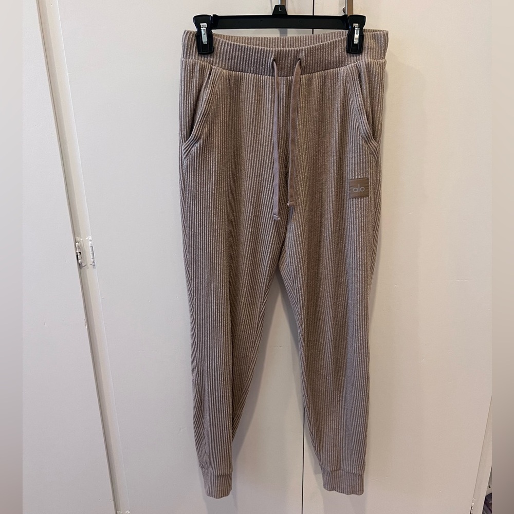 Alo Yoga Muse Ribbed V Neck Pullover & Jogger Set - Picture 7 of 12
